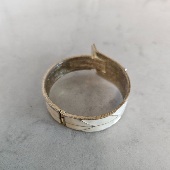 SET OF CREAM BEAD NECKLACE, EARRINGS, MATCHING ENAMEL BRACELET & TURTLE PENDANT - Picture 15 of 15